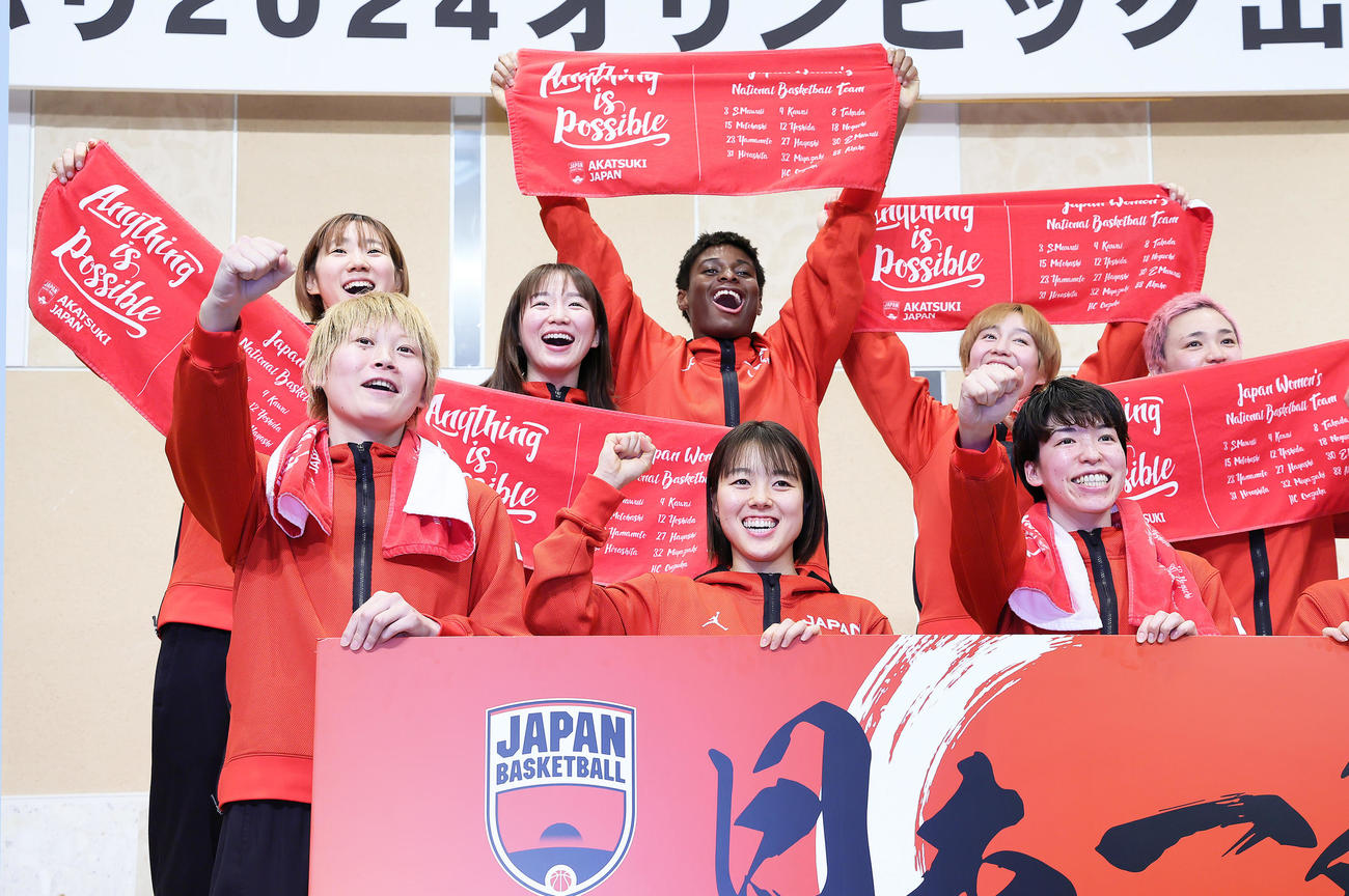 記念撮影に笑顔を見せる、前列左から高田、山本、林、後列左から野口、川井、馬瓜エ、宮崎、吉田（撮影・足立雅史）