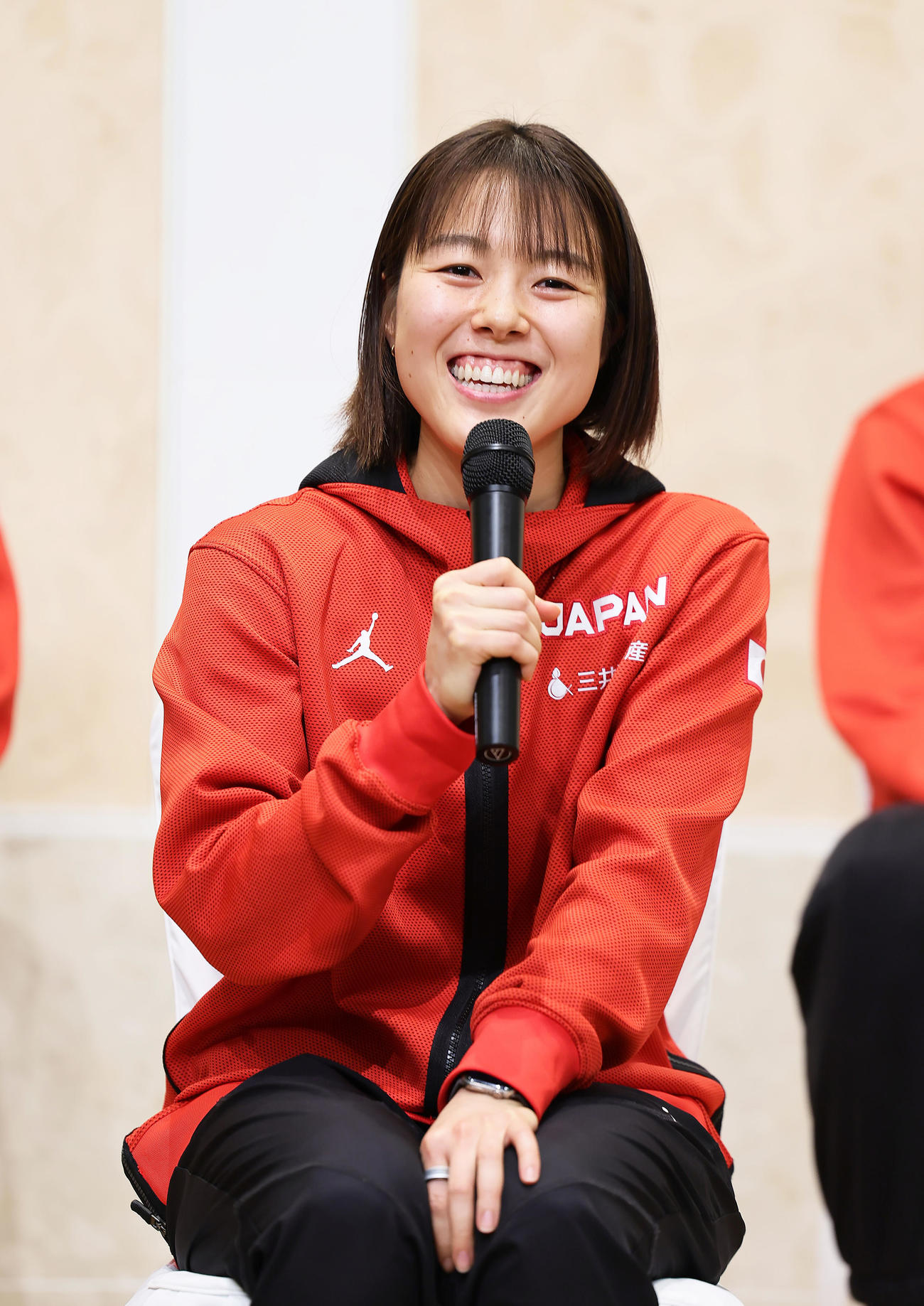 会見で喜びを語るバスケットボール女子日本代表の山本（撮影・足立雅史）