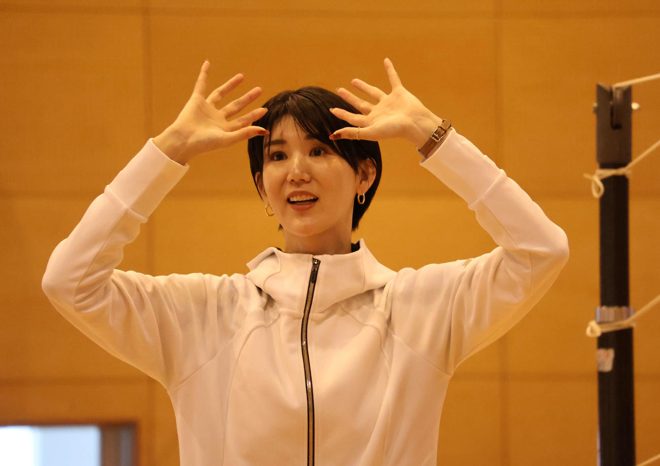オーバーハンドパスの手本を見せる栗原恵さん（
2023年11月20日撮影）
