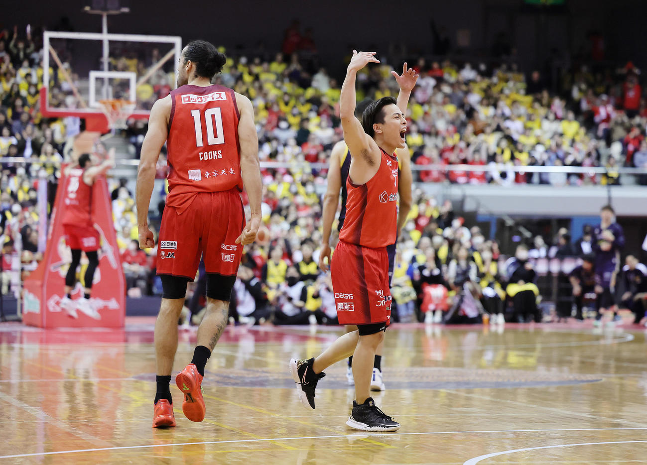 千葉対宇都宮　第4Q、勝ち越しに成功し両手を上げて喜ぶ千葉の富樫（撮影・足立雅史）