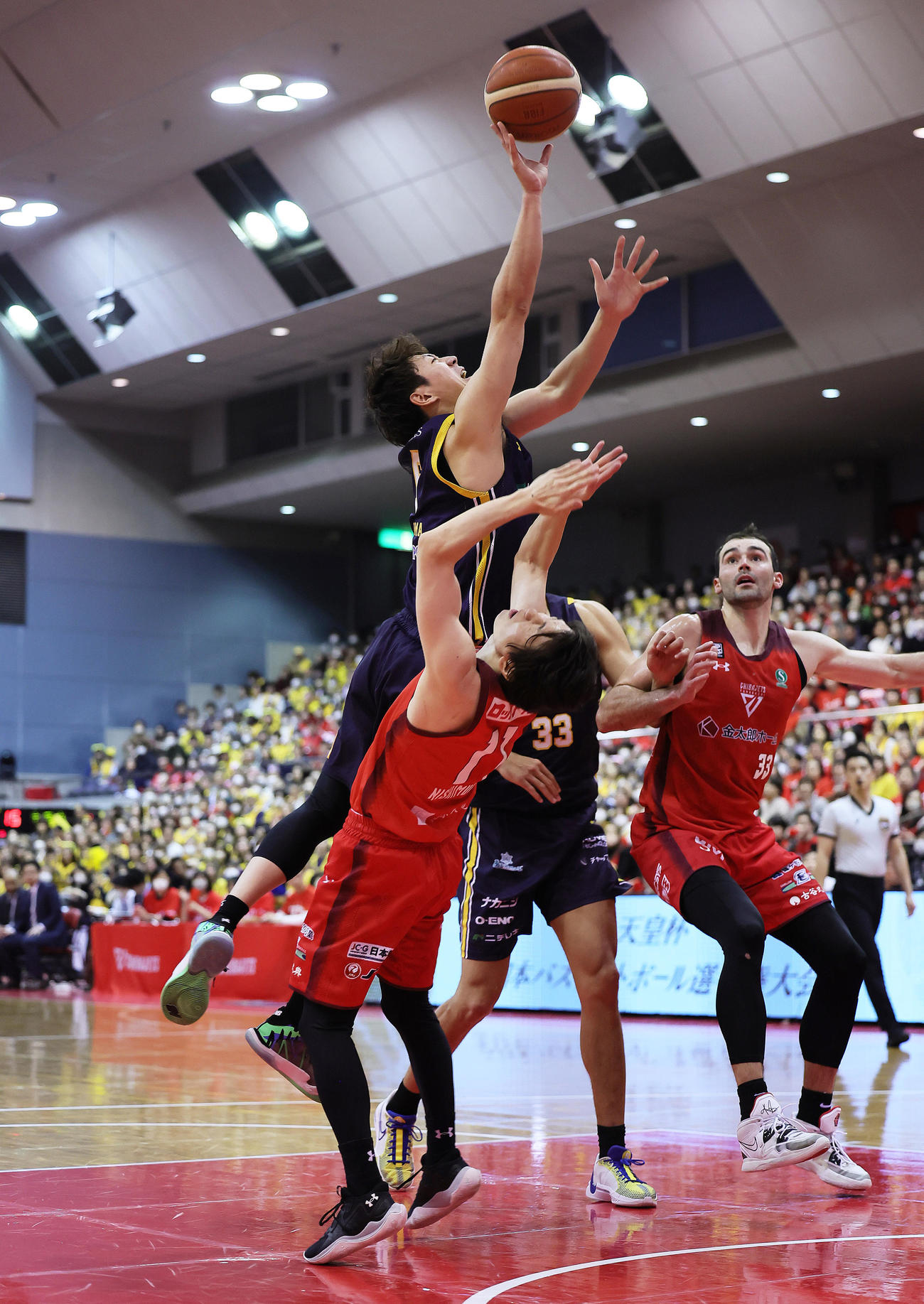 千葉対宇都宮　第4Q、個人5ファウルで退場となる宇都宮の比江島（上）（撮影・足立雅史）