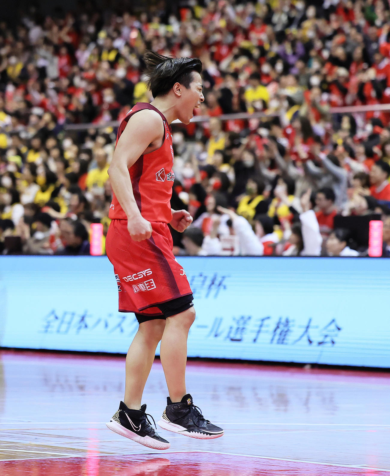 千葉対宇都宮　第4Q、得点にガッツポーズする千葉の富樫（撮影・足立雅史）