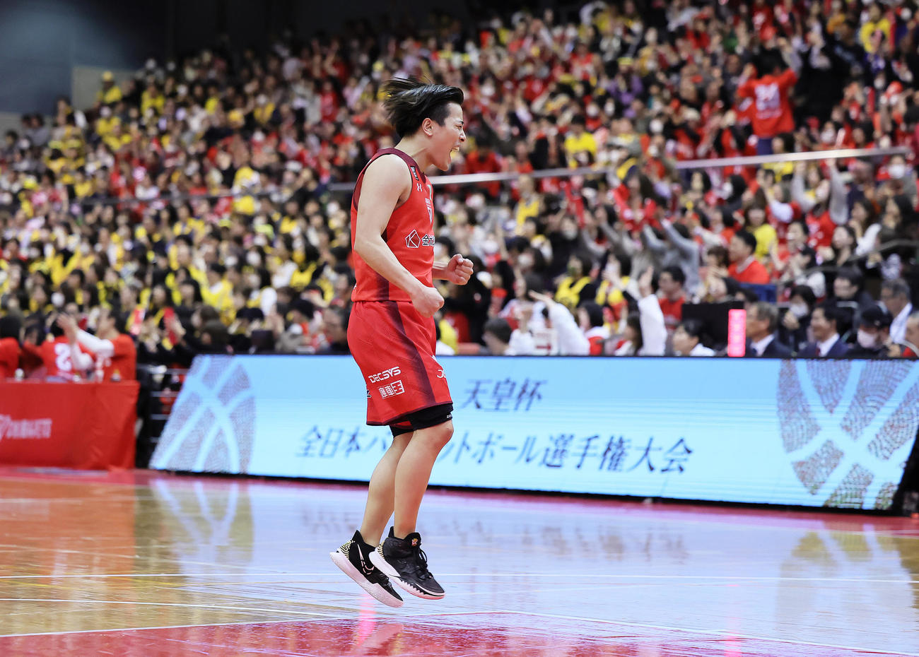 千葉対宇都宮　第4Q、得点にガッツポーズする千葉の富樫（撮影・足立雅史）