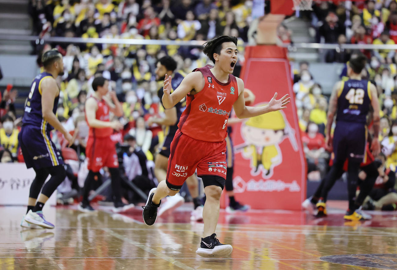 千葉対宇都宮　第4Q、得点に両手を広げ喜ぶ千葉の富樫（撮影・足立雅史）