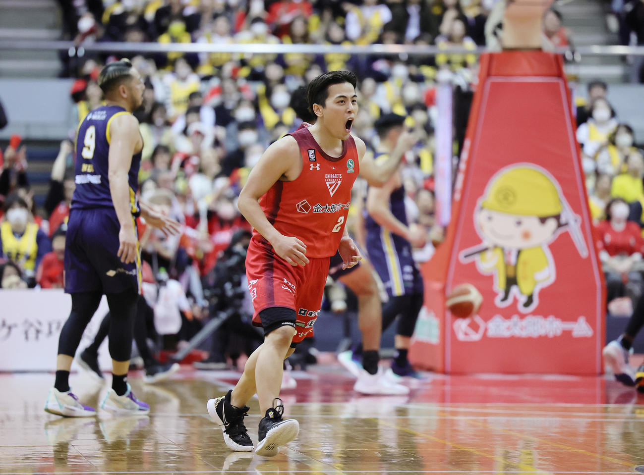 千葉対宇都宮　第4Q、得点に雄たけびを上げる千葉の富樫（撮影・足立雅史）