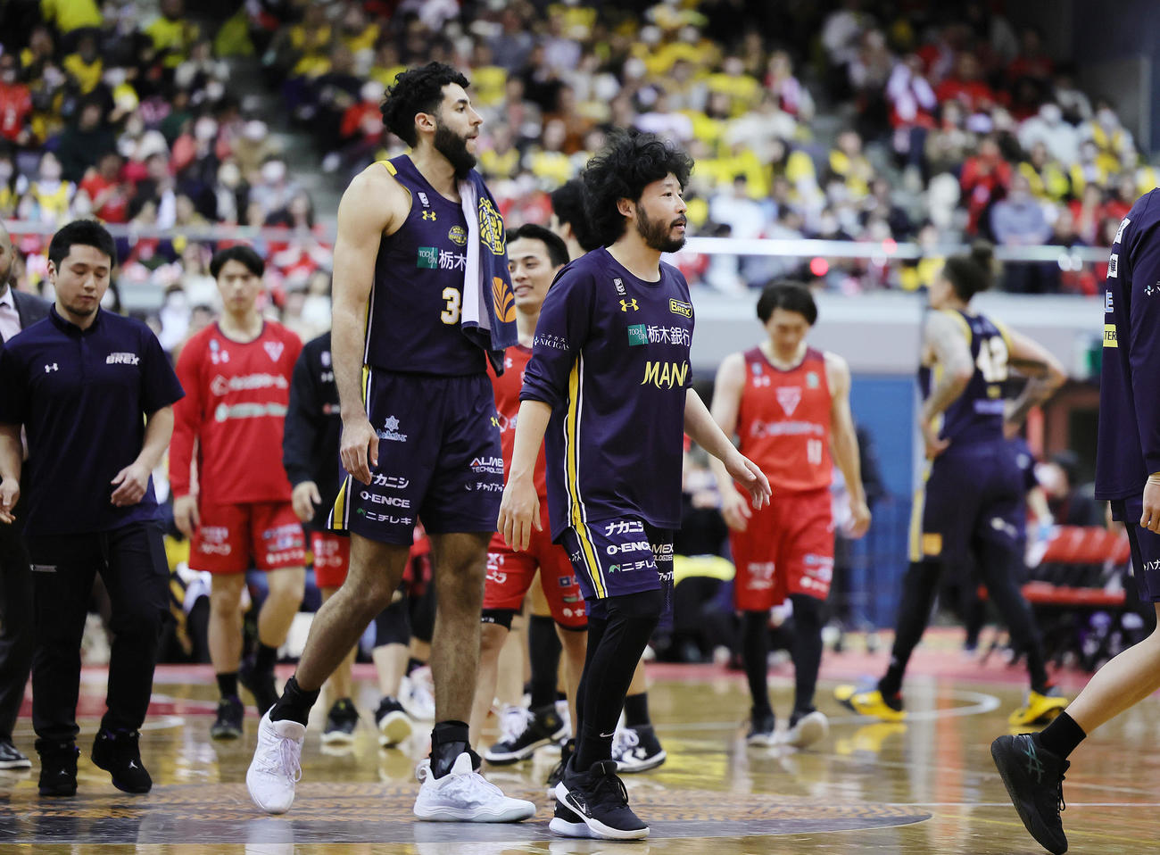 千葉対宇都宮　試合に敗れ、がっくりと引き揚げる宇都宮の田臥（右）ら（撮影・足立雅史）