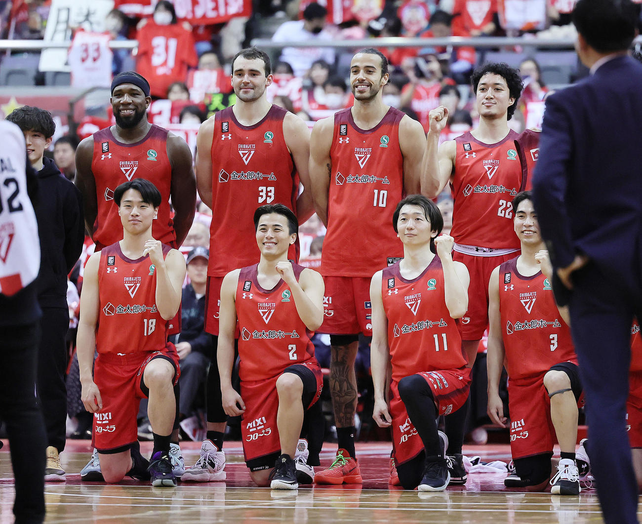 千葉対宇都宮　試合に勝利し、記念撮影に笑顔を見せる千葉の富樫（前列左から2人目）ら（撮影・足立雅史）