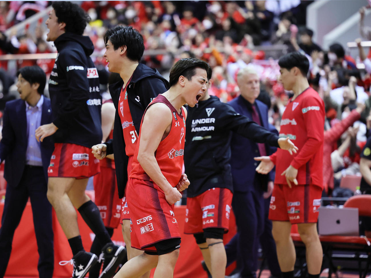 千葉対宇都宮　第4Q、得点に雄たけびを上げる千葉の富樫（中央）（撮影・足立雅史）