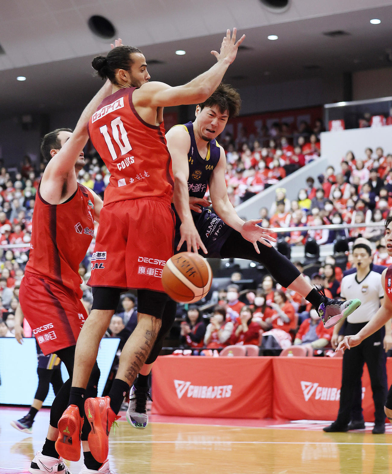 千葉対宇都宮　第4Q、パスを出す宇都宮の比江島（右）（撮影・足立雅史）