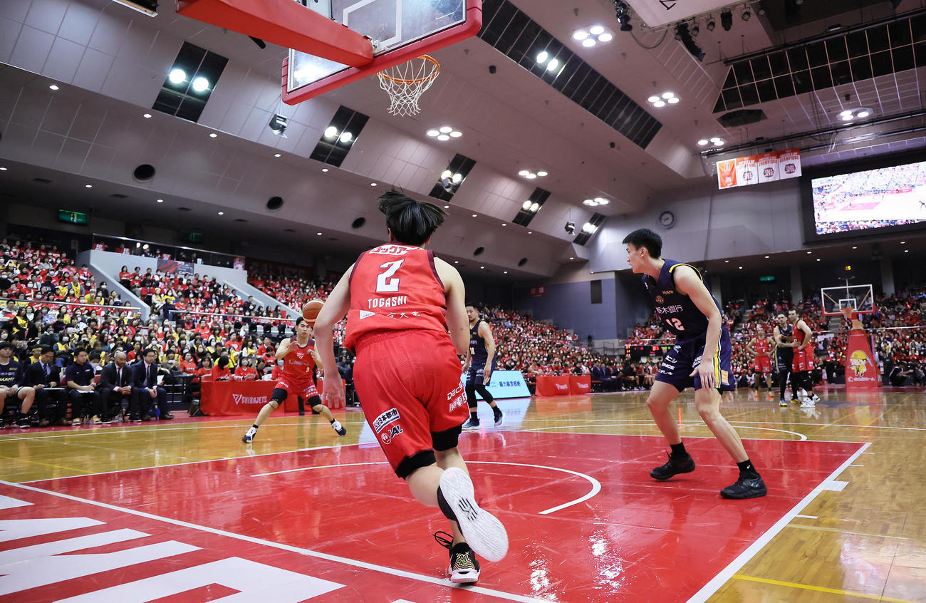 千葉対宇都宮　第2Q、オフェンスに向かう千葉の富樫（手前）（撮影・足立雅史）