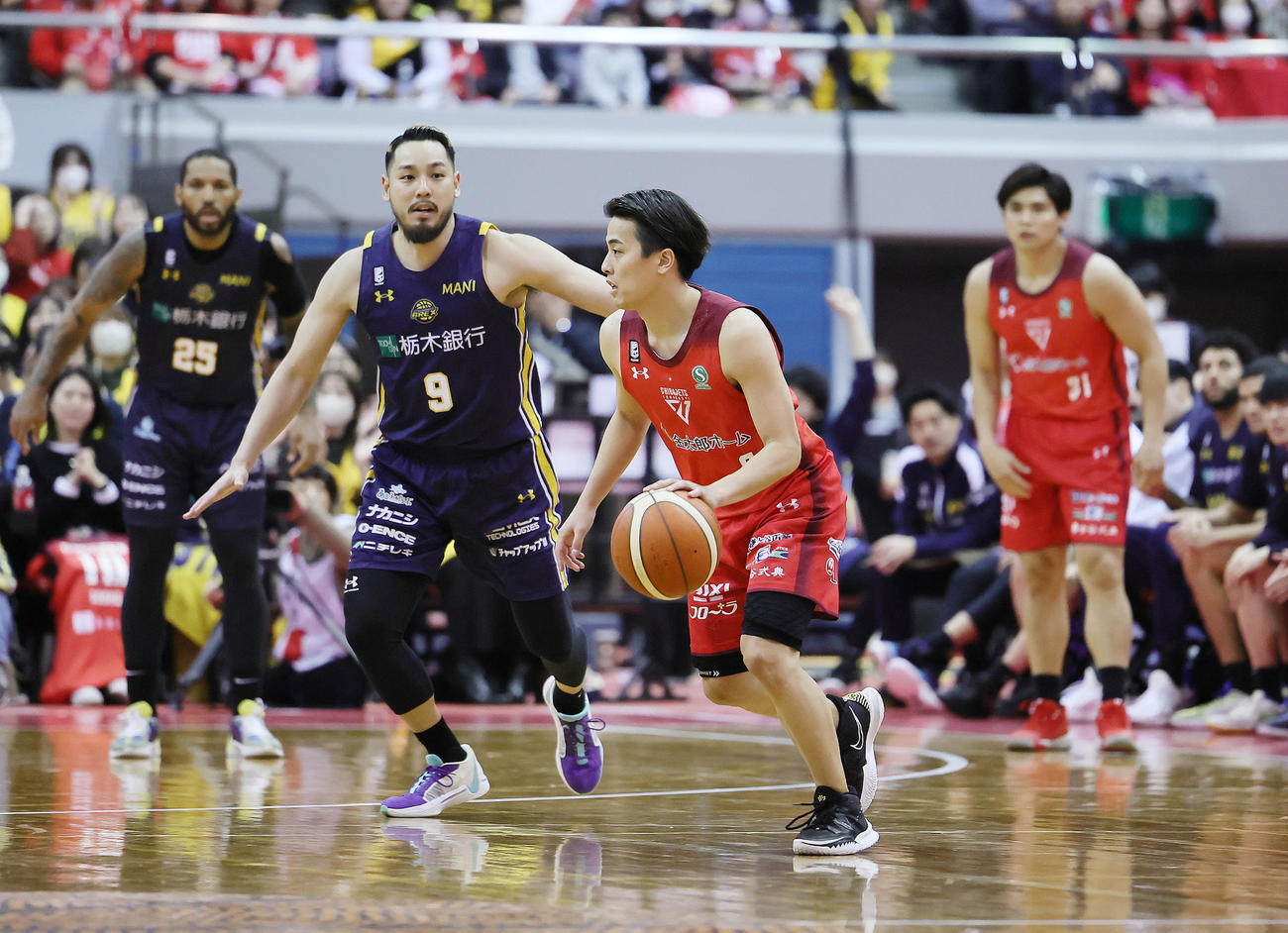 千葉対宇都宮　第3Q、攻め込む千葉の富樫（中央右）（撮影・足立雅史）