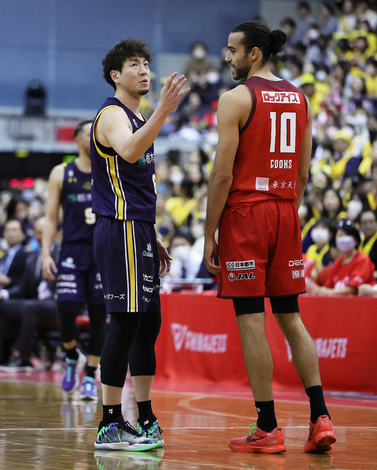 千葉対宇都宮　第4Q、個人5ファウルで退場となった宇都宮の比江島（左）（撮影・足立雅史）