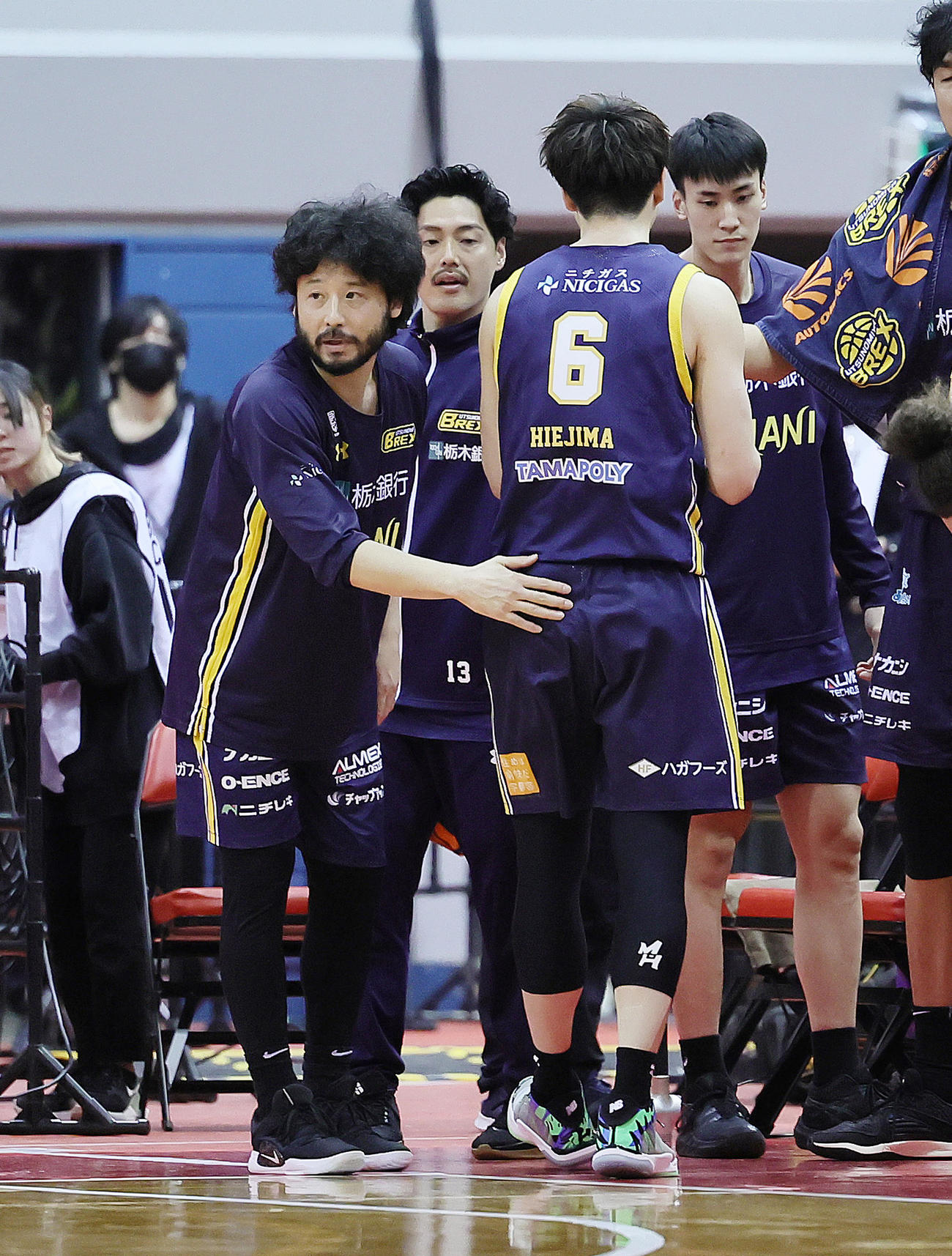 千葉対宇都宮　第4Q、個人5ファウルで退場となった宇都宮の比江島（右）をベンチで迎える田臥（撮影・足立雅史）