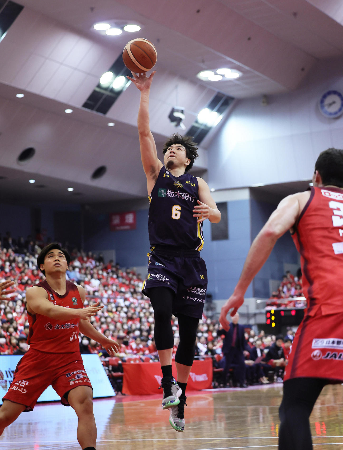 千葉対宇都宮　第2Q、シュートを決める宇都宮の比江島（中央）（撮影・足立雅史）