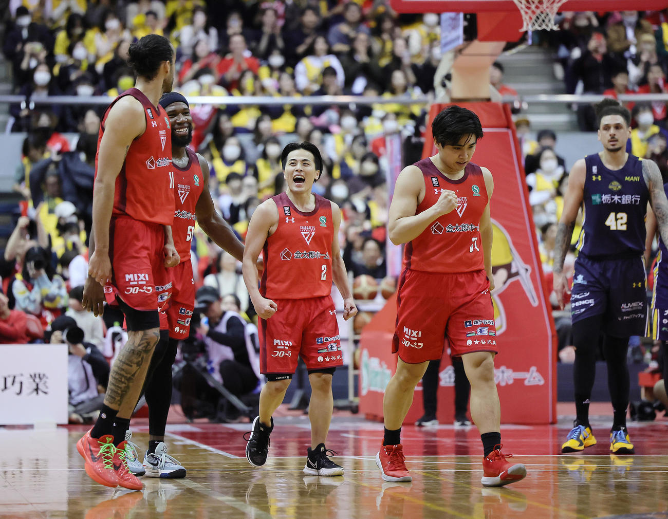 千葉対宇都宮　試合に勝利し笑顔を見せる千葉の富樫（左から2人目）（撮影・足立雅史）