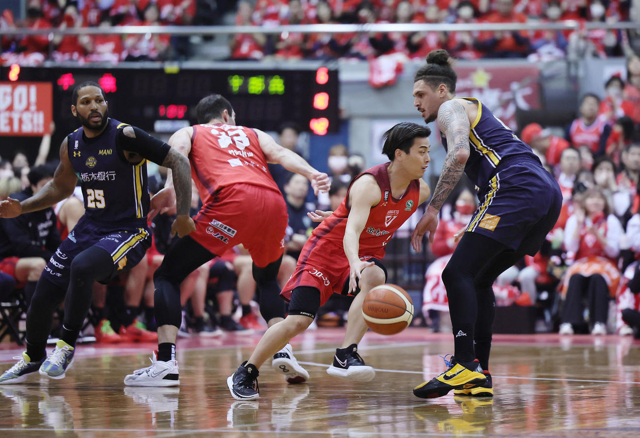 千葉対宇都宮　第1Q、攻め込む千葉の富樫（右から2人目）（撮影・足立雅史）