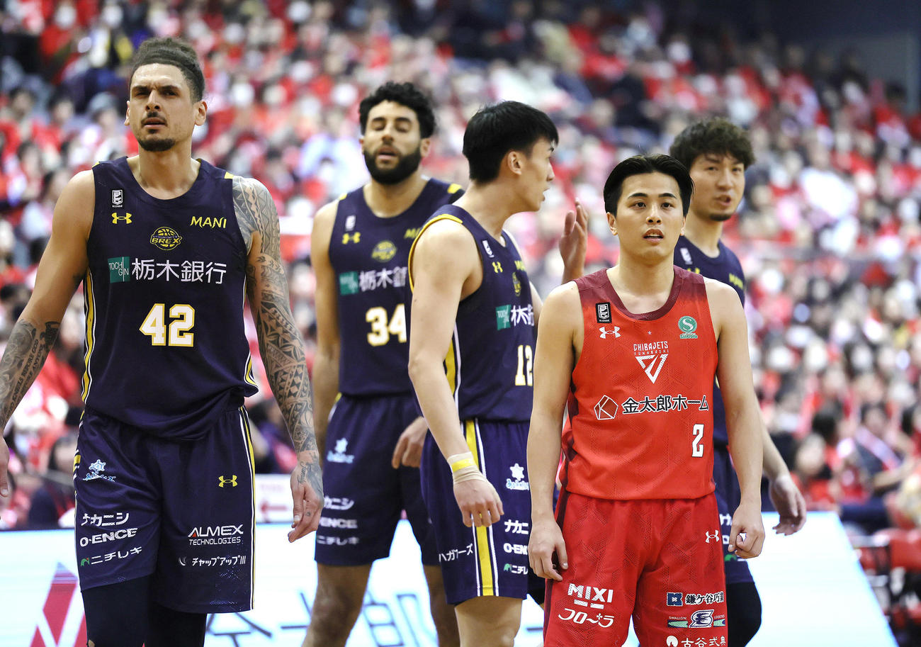 千葉対宇都宮　第1Q、劣勢の展開に渋い顔を見せる千葉の富樫（右から2人目）（撮影・足立雅史）