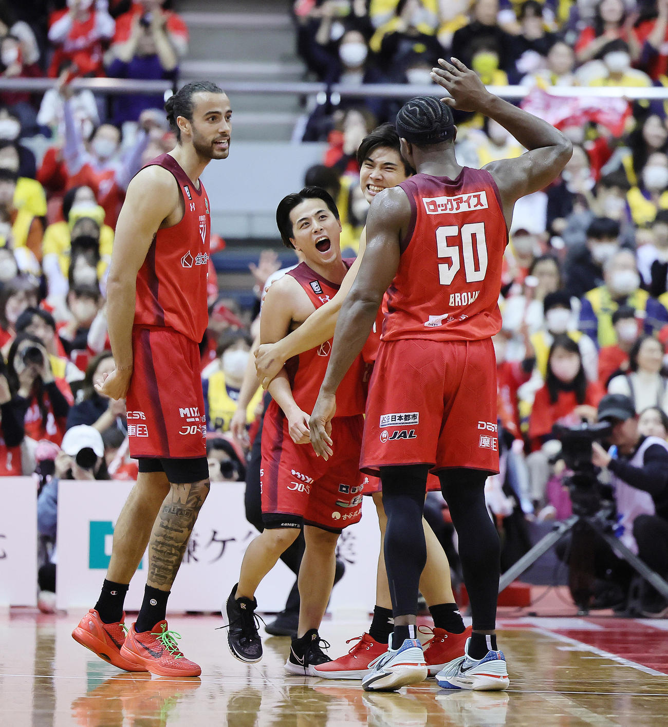 千葉対宇都宮　試合に勝利し雄たけびを上げる千葉の富樫（左から2人目）（撮影・足立雅史）