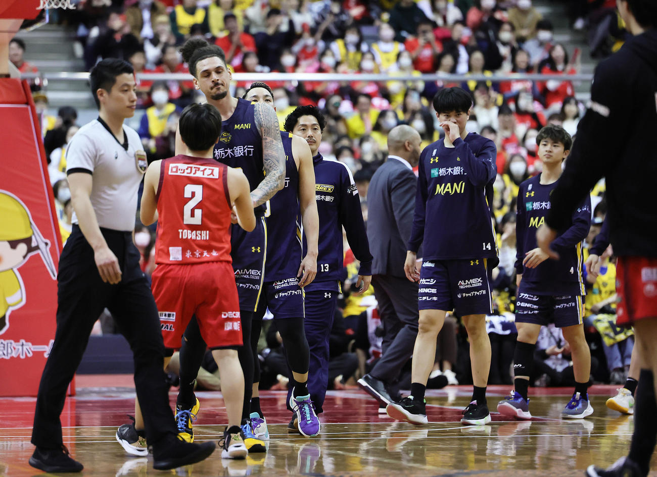 千葉対宇都宮　試合に敗れがっくりとする宇都宮の選手たち。手前左端は千葉の富樫（撮影・足立雅史）