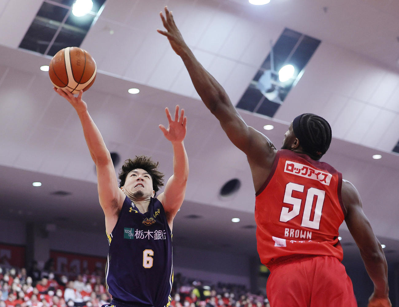 千葉対宇都宮　第1Q、シュートを放つ宇都宮の比江島（左）（撮影・足立雅史）