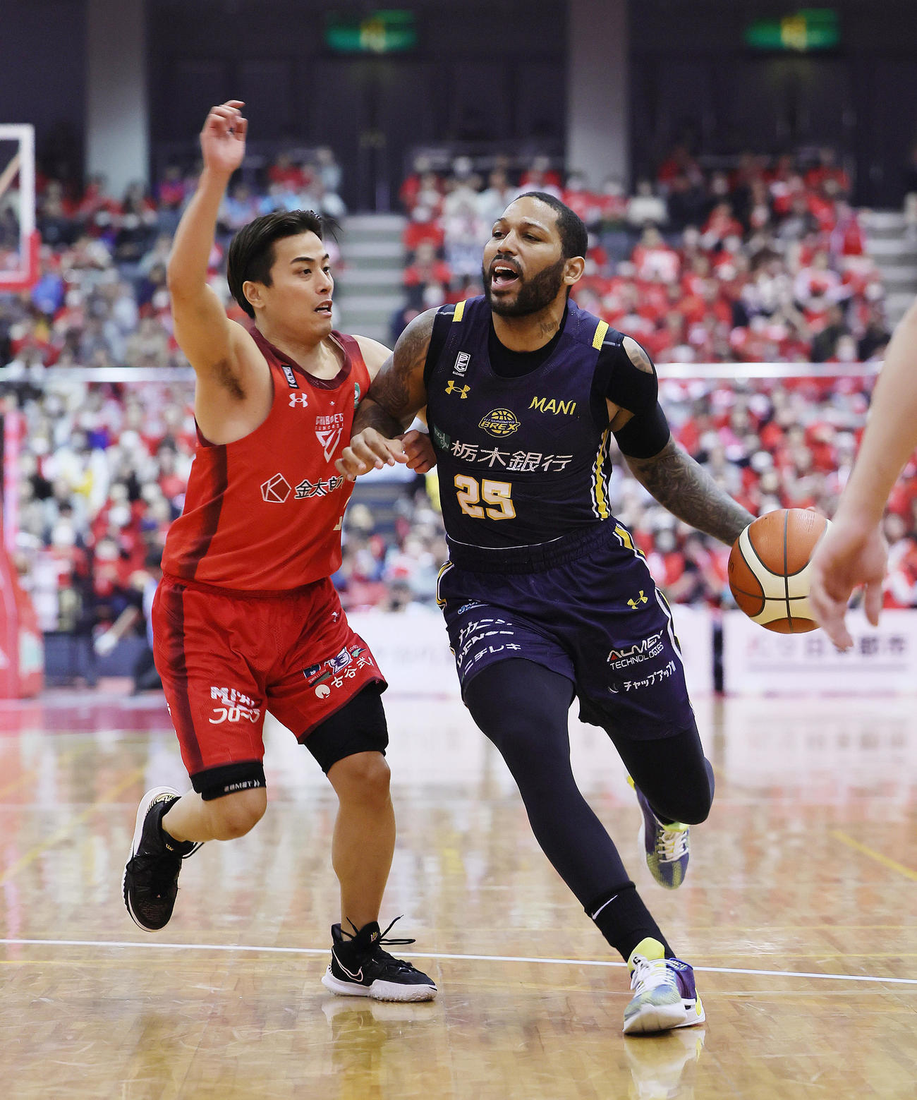 千葉対宇都宮　第1Q、競り合う千葉の富樫（左）と宇都宮のD．J・ニュービル（撮影・足立雅史）