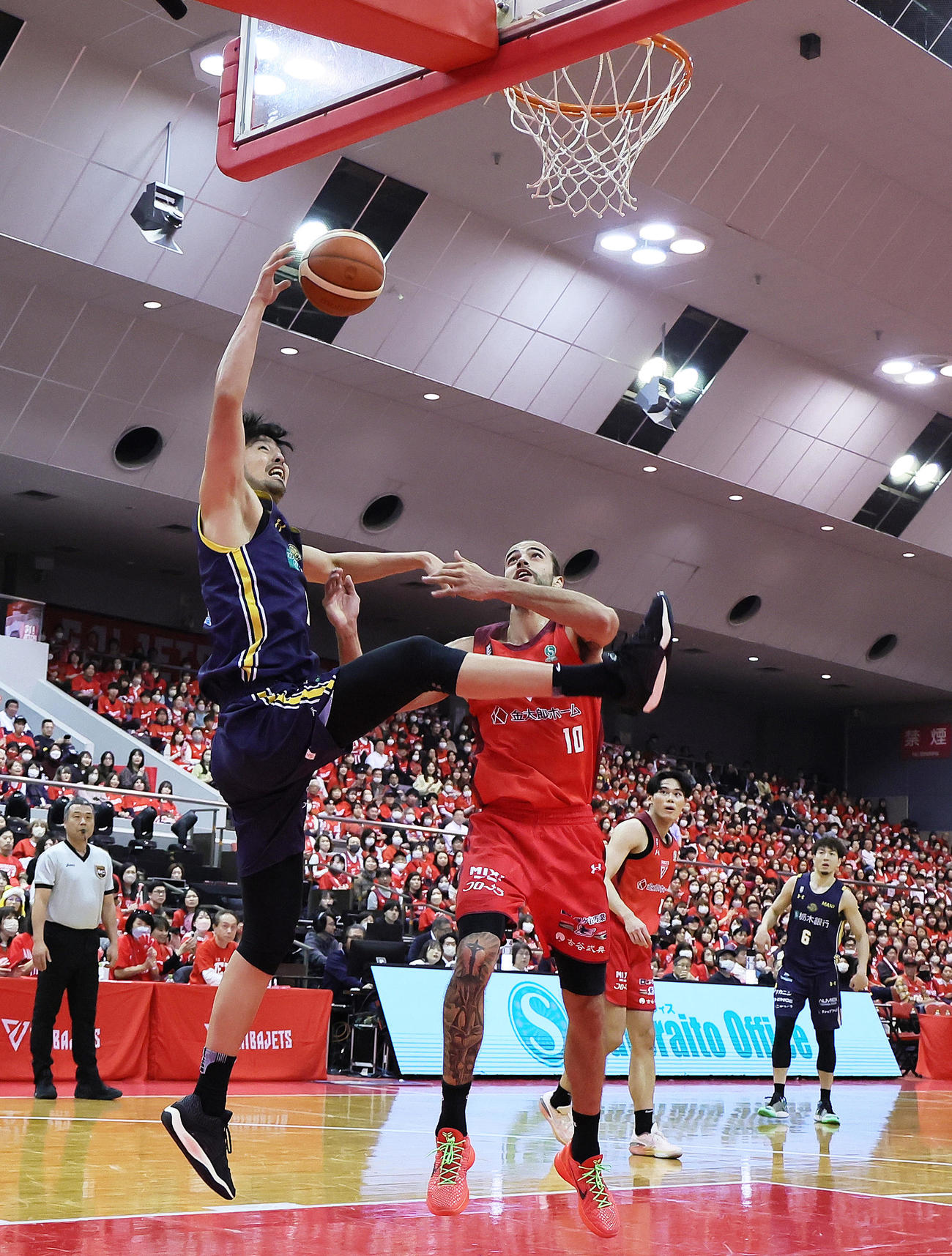 千葉対宇都宮　第1Q、競り合う宇都宮の竹内（左）とクックス（撮影・足立雅史）