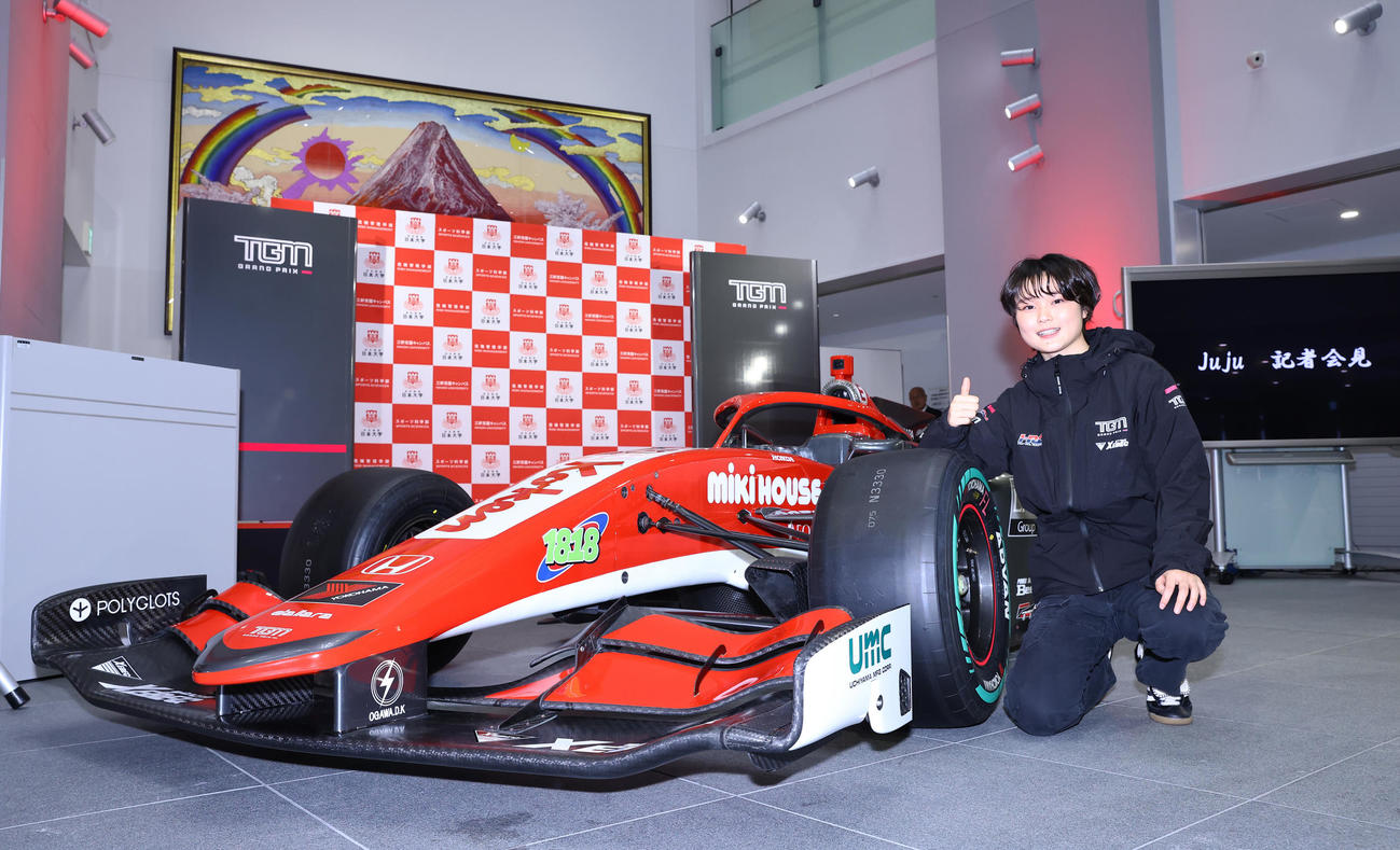 会見で披露された新車両と笑顔で写真に納まるJujuこと野田樹潤（撮影・垰建太）