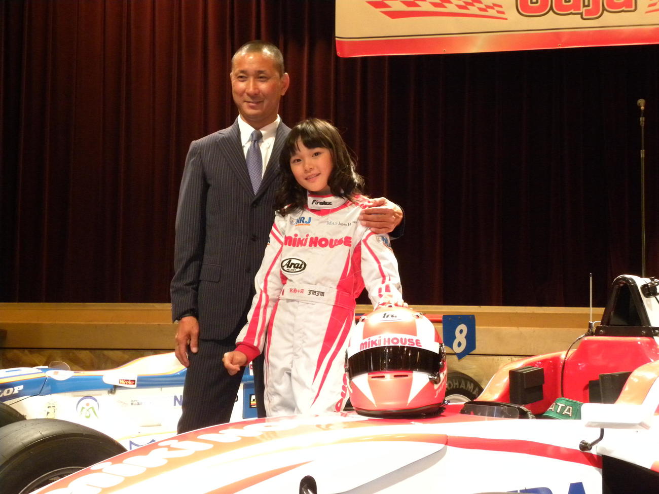 後援会発足記念パーティーで父の野田英樹さん（左）と写真に納まるJuju（2017年6月撮影）