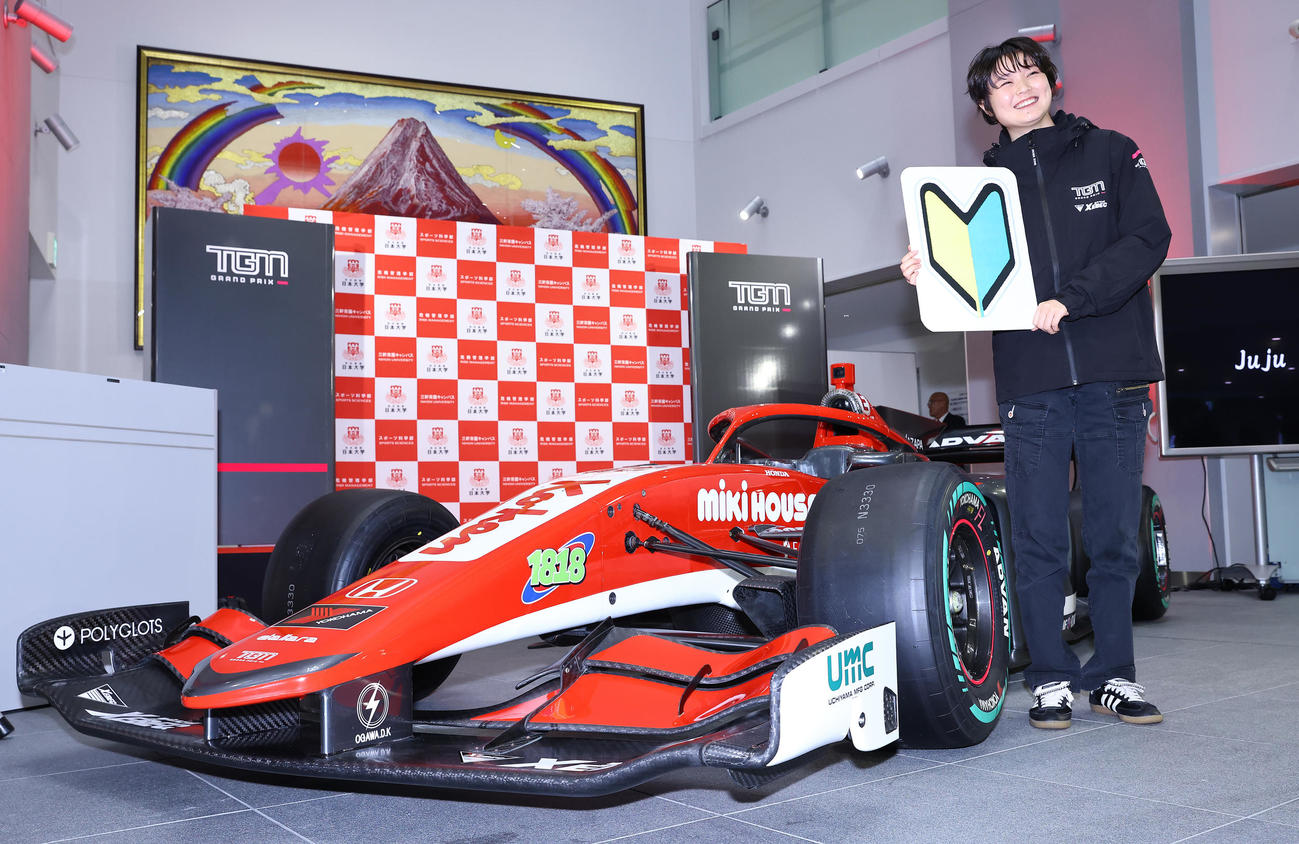 会見で披露された新車両と初心者マークを手に笑顔で写真に納まるJujuこと野田樹潤（撮影・垰建太）