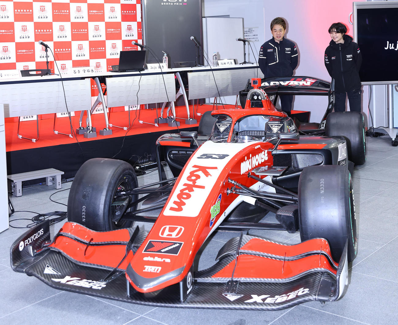 会見で披露された新車両を見つめ笑顔を見せるJujuこと野田樹潤（右）とTGM Grand Prixチーム池田代表（撮影・垰建太）