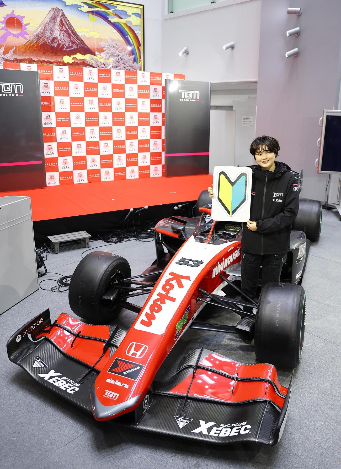会見で披露された新車両と初心者マークを手に笑顔で写真に納まるJujuこと野田樹潤（撮影・垰建太）