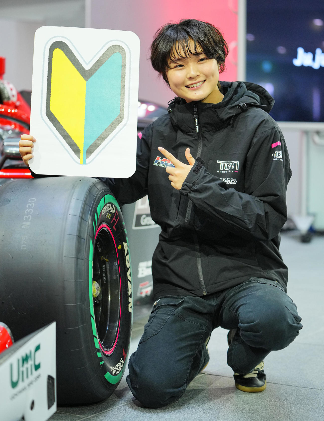 会見で披露された新車両と初心者マークを手に笑顔で写真に納まるJujuこと野田樹潤（撮影・垰建太）