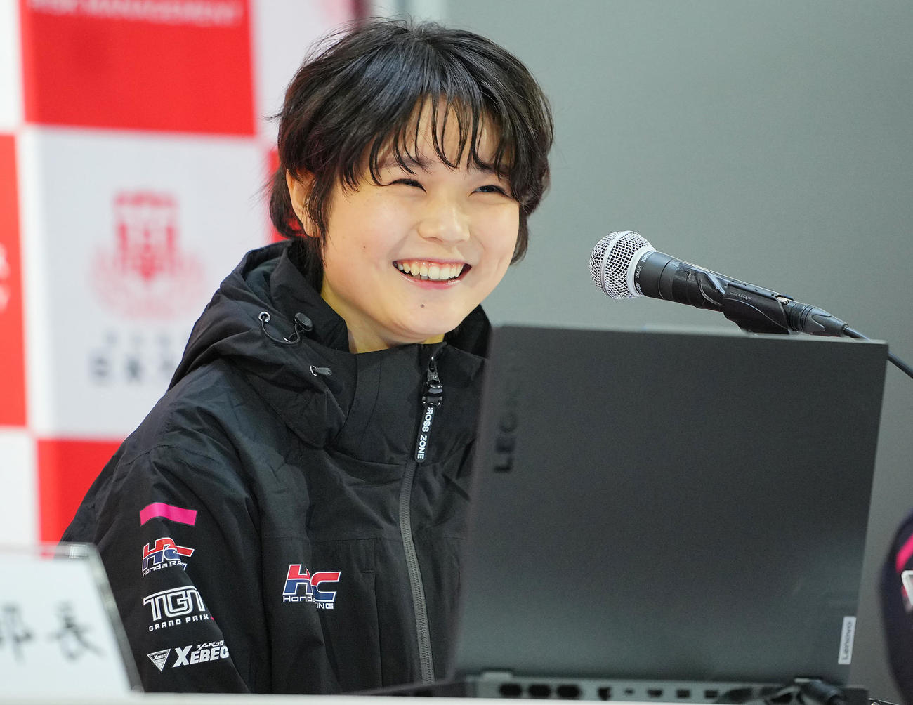 会見で笑顔を見せるJujuこと野田樹潤（撮影・垰建太）