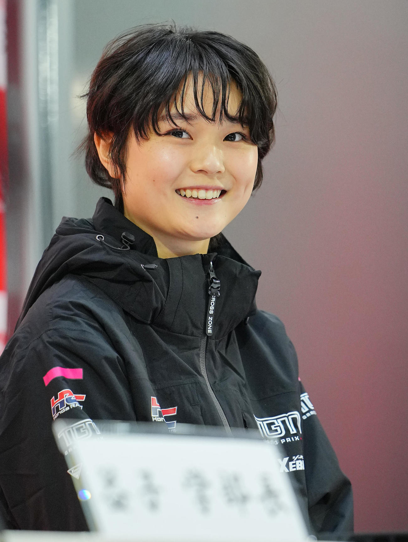 会見で笑顔を見せるJujuこと野田樹潤（撮影・垰建太）
