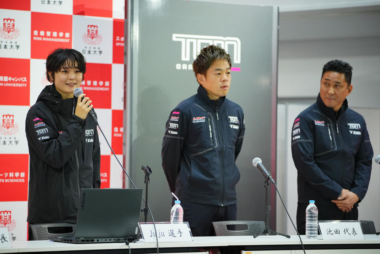 会見の冒頭であいさつするJujuこと野田樹潤（左）。右は父でNODAレーシングチームの野田英樹監督、中央がTGM Grand Prixの池田代表（撮影・垰建太）