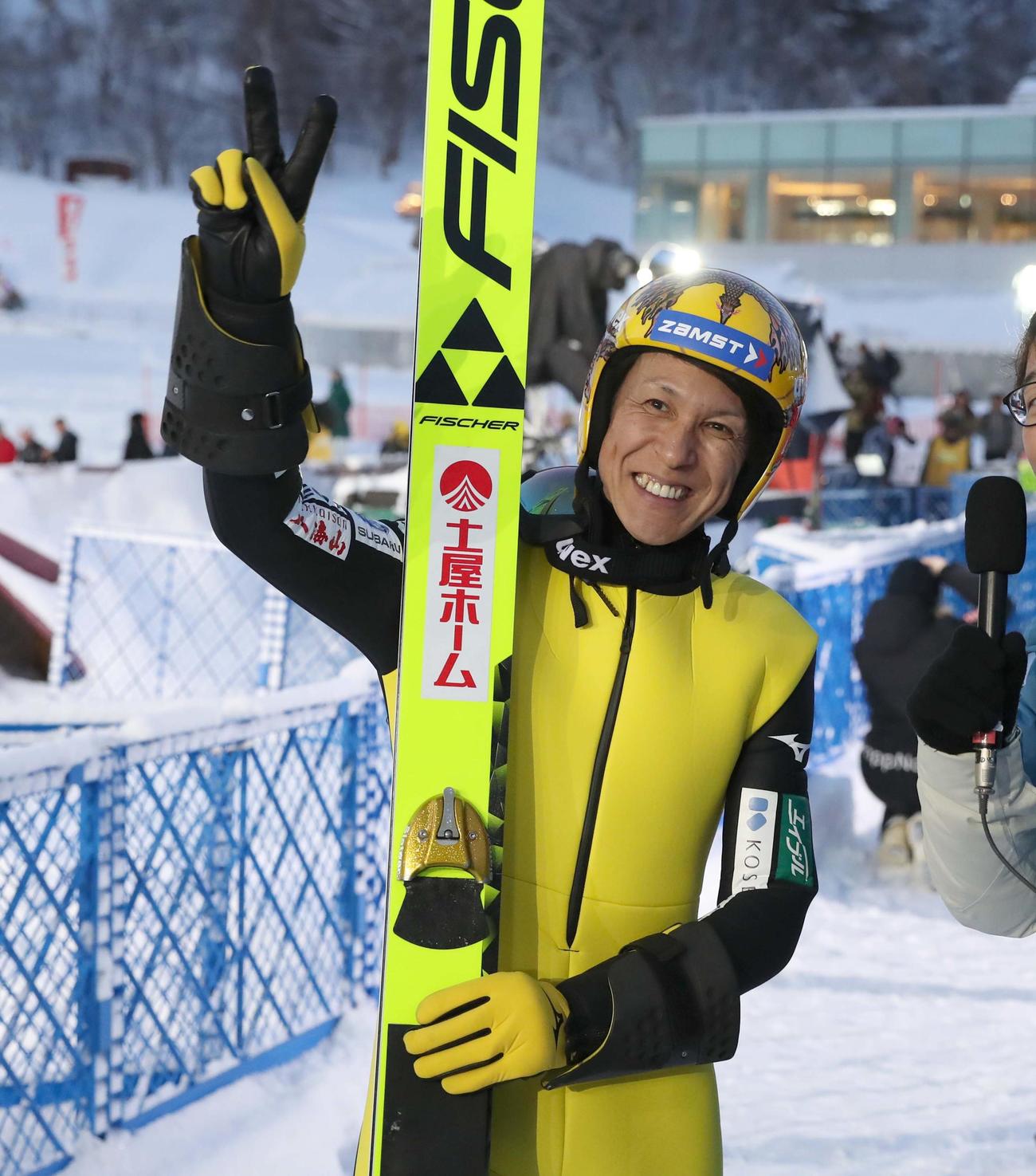 ジャンプW杯　札幌大会　予選を突破しVサインの葛西紀明（撮影・黒川智章）