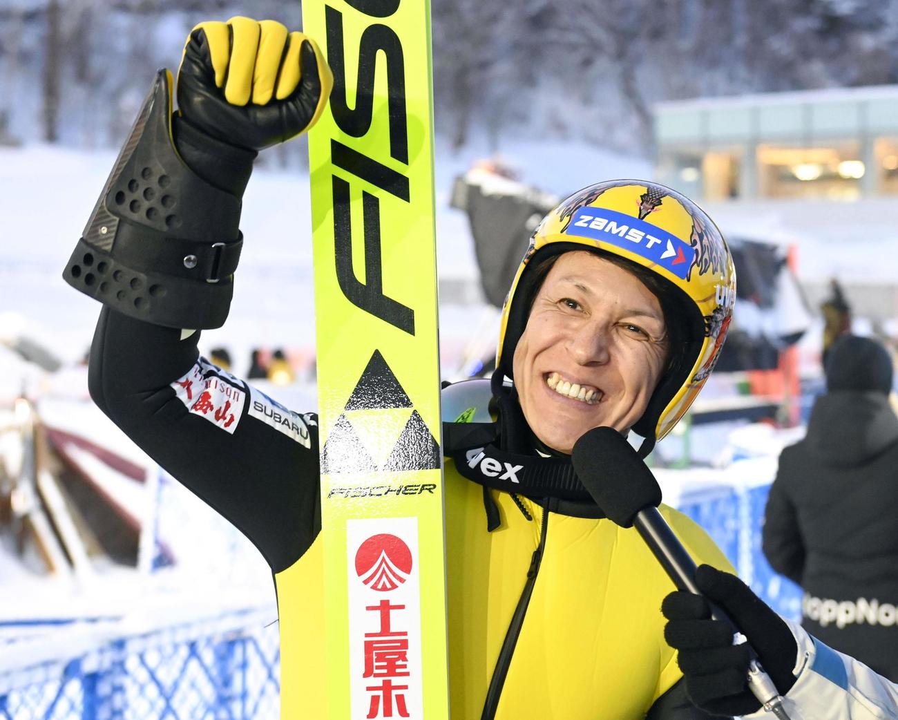ジャンプW杯　札幌大会　予選を突破しVサインの葛西紀明（共同）