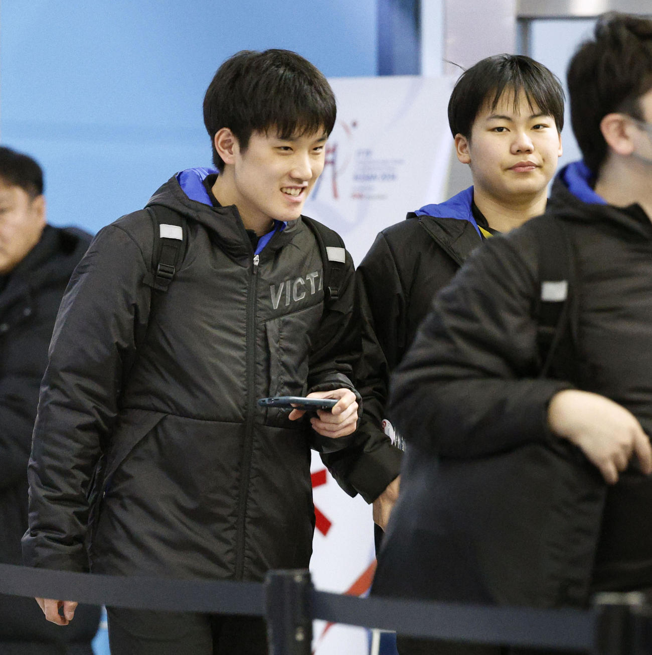 会場内を移動する張本智和（左）と松島輝空。男子1次リーグで対戦予定だったナイジェリアが棄権したため、日本は不戦勝となった（共同）