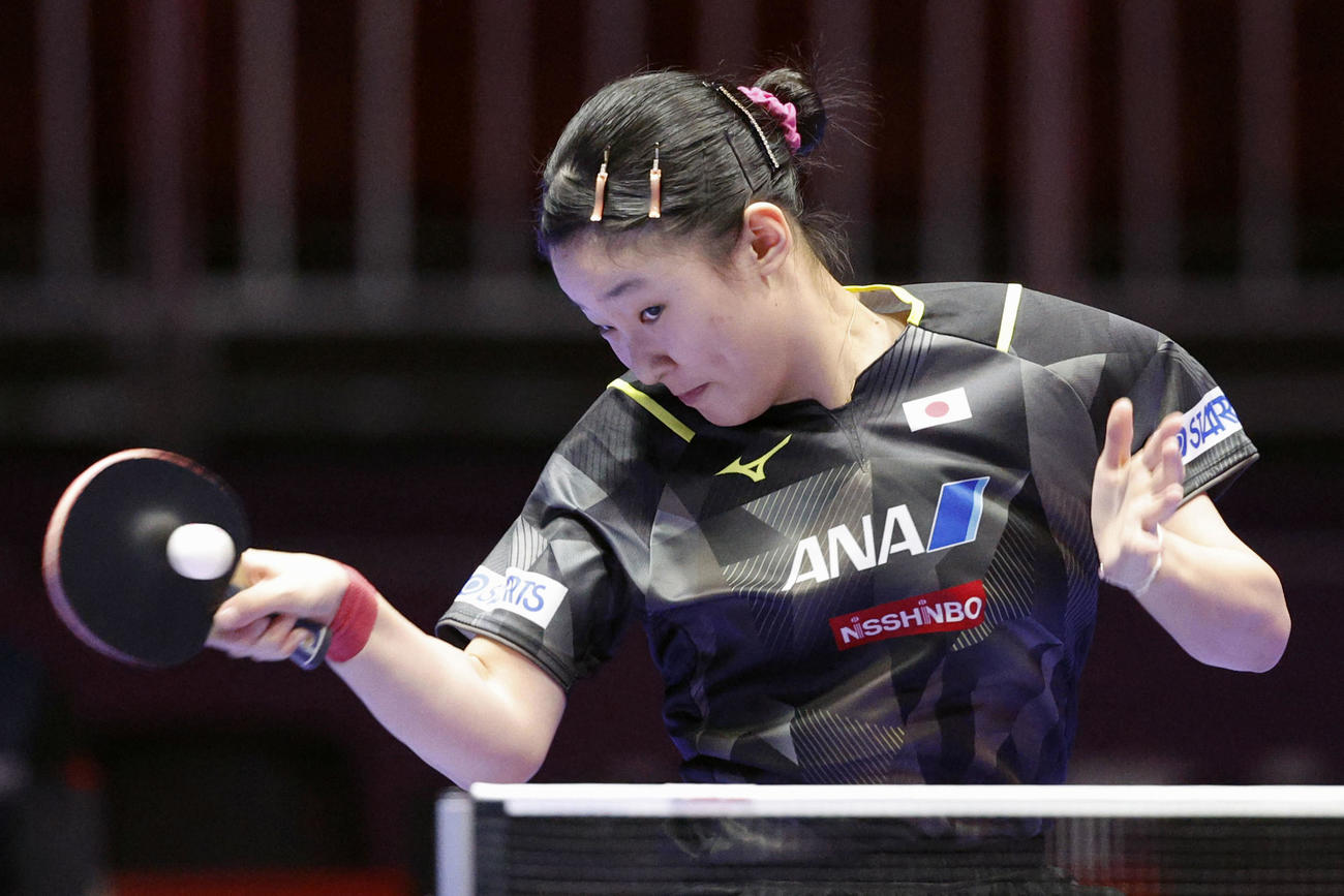 女子1次リーグ　ルクセンブルク戦でプレーする張本美和＝釜山（共同）