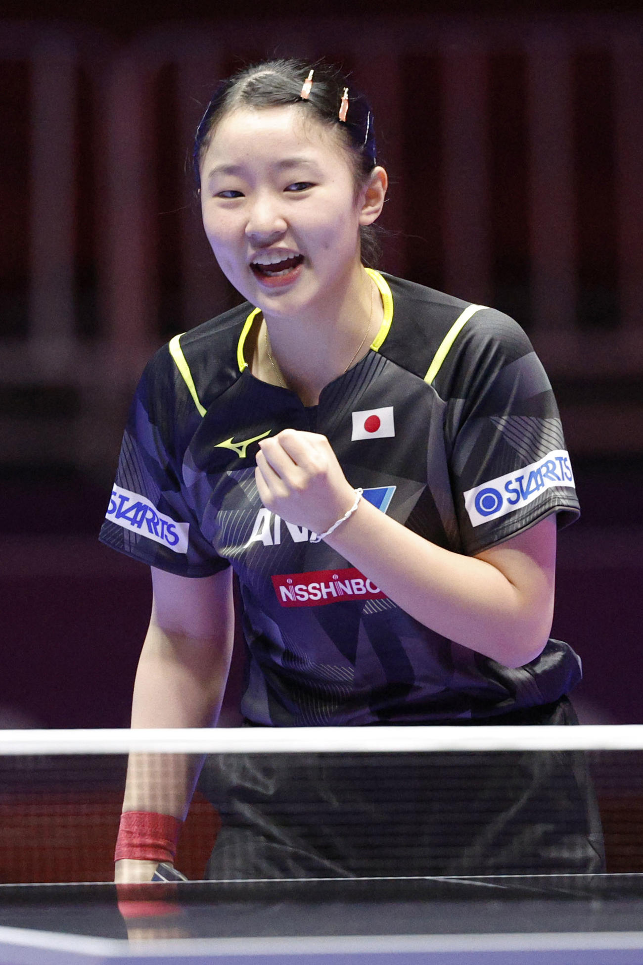 女子1次リーグ　ルクセンブルク戦でポイントを奪い、ガッツポーズする張本美和＝釜山（共同）