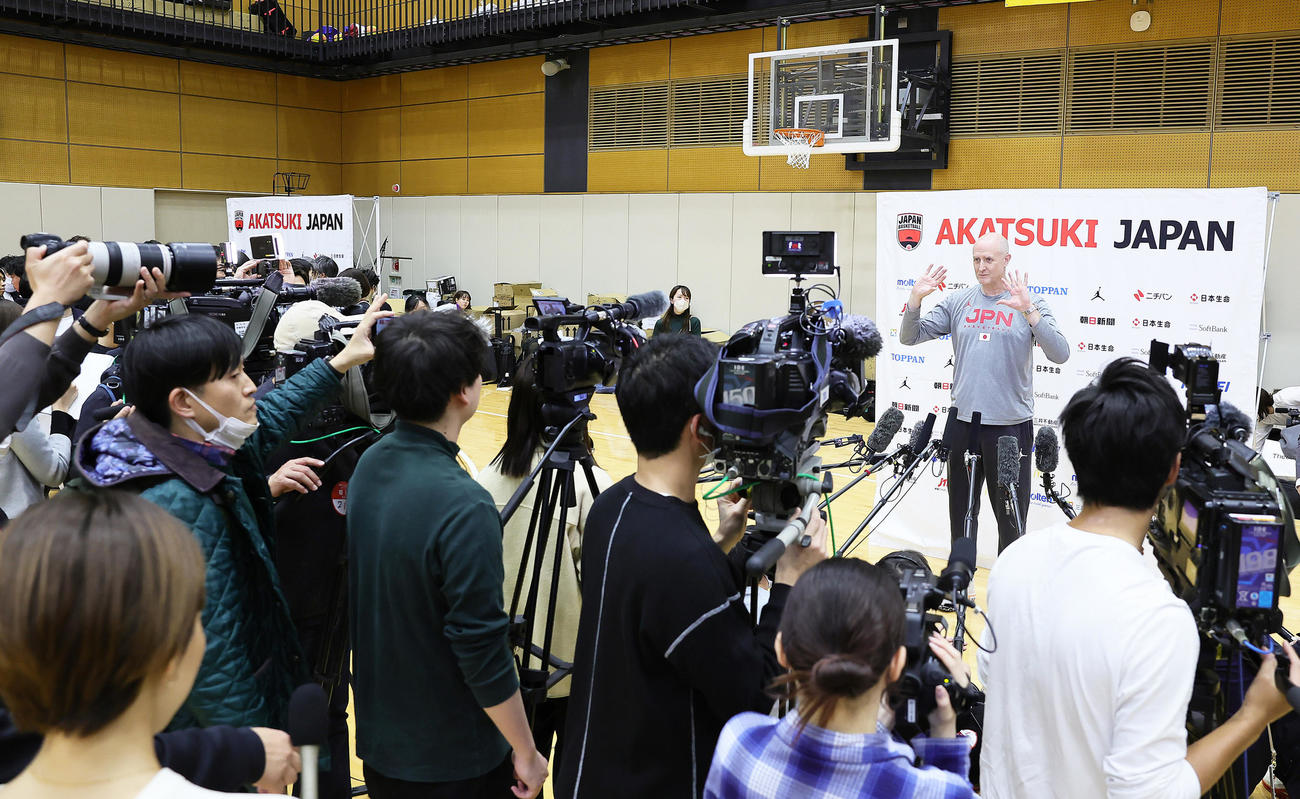 合宿を公開し多くの報道陣の前で話すホーバス監督（撮影・足立雅史）