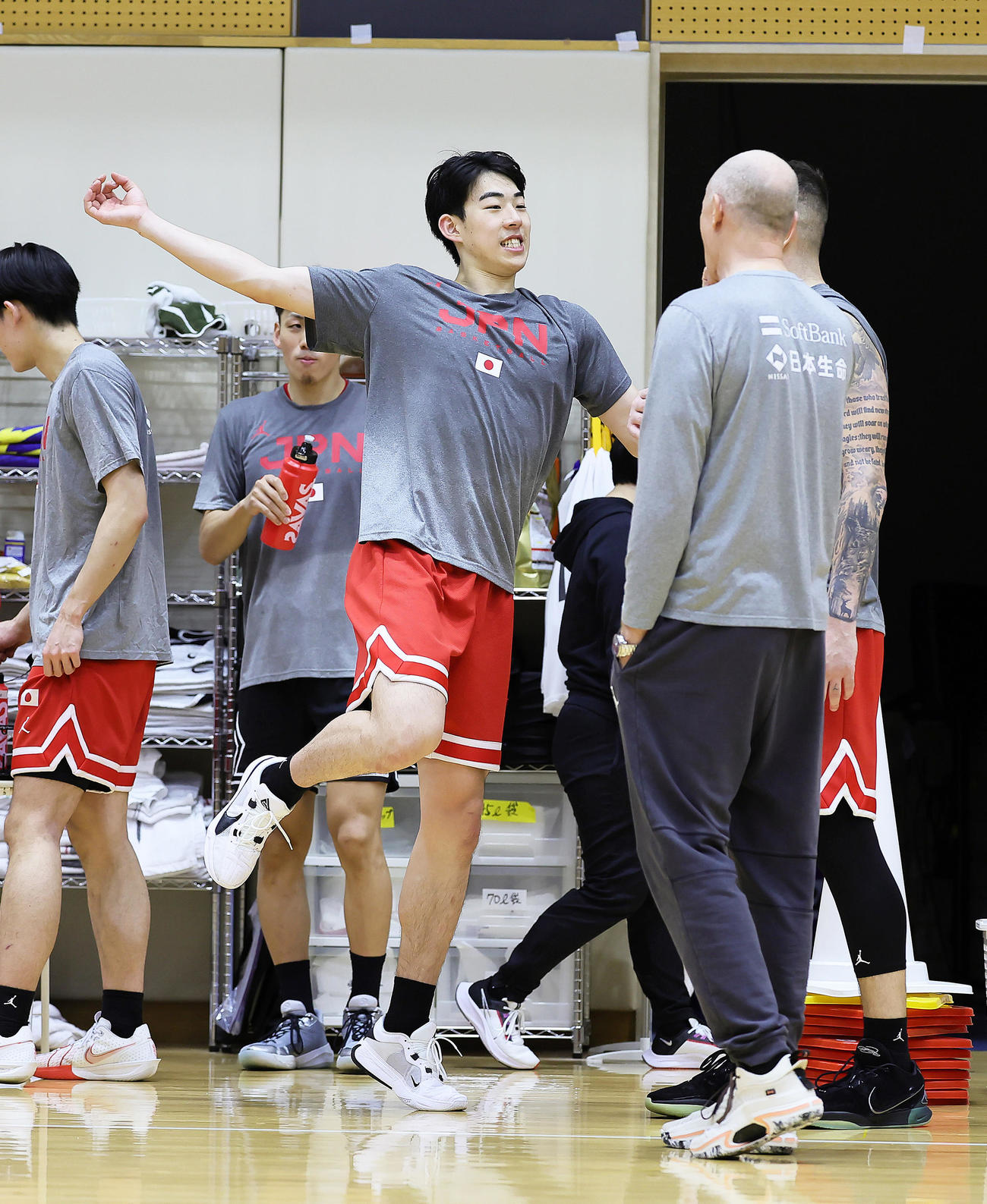 体を動かす川島（左）。右はホーバス監督（撮影・足立雅史）