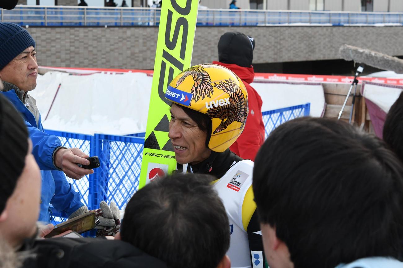 1回目の飛躍を終え報道陣の取材に応える葛西（撮影・石井翔太）