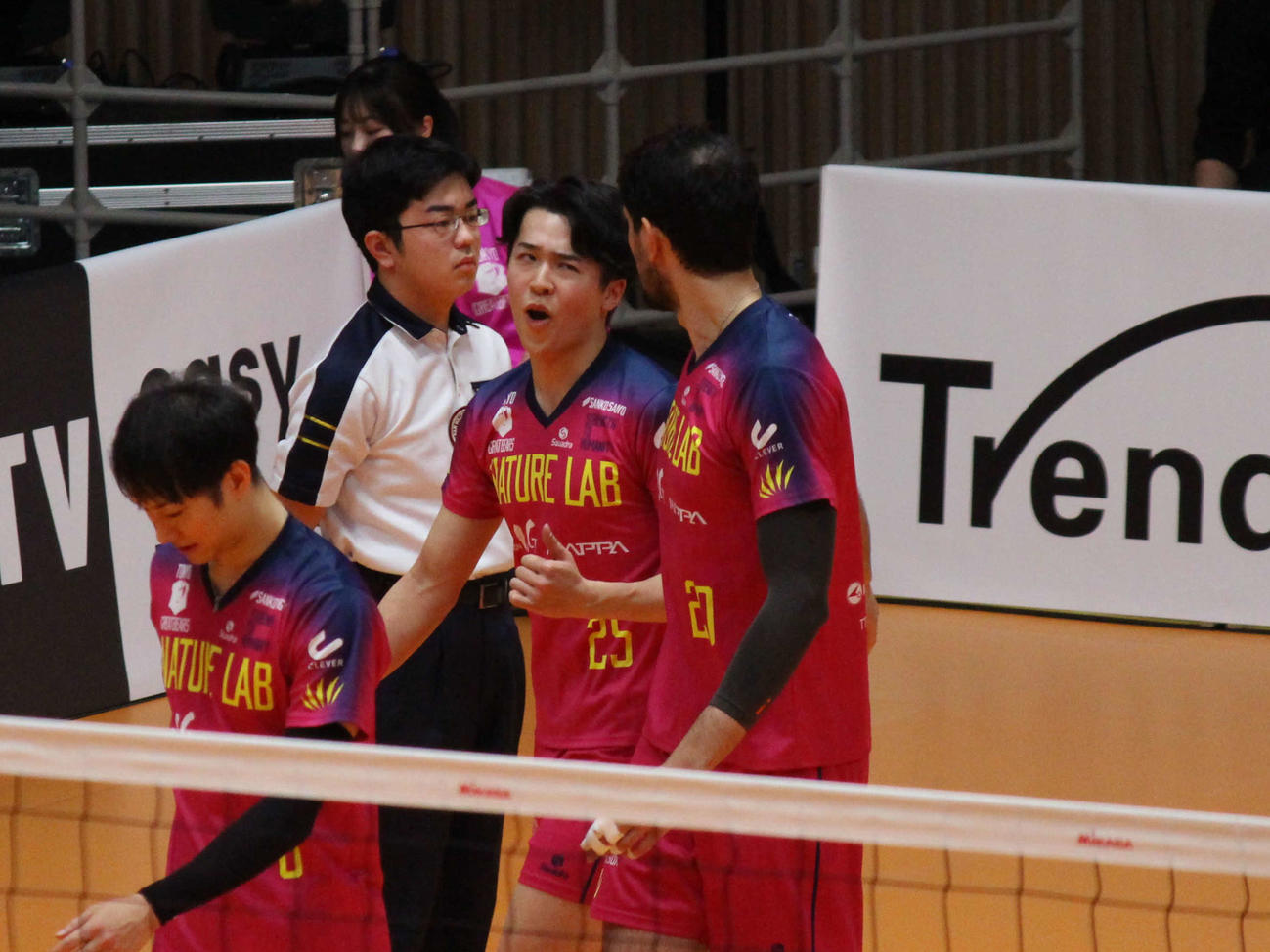 アラウージョ（右）とコミュニケーションを取る後藤（撮影・勝部晃多）