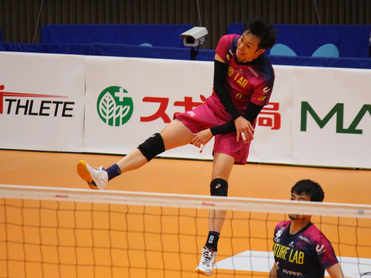 サーブを打つ東京GBの柳田（撮影・勝部晃多）