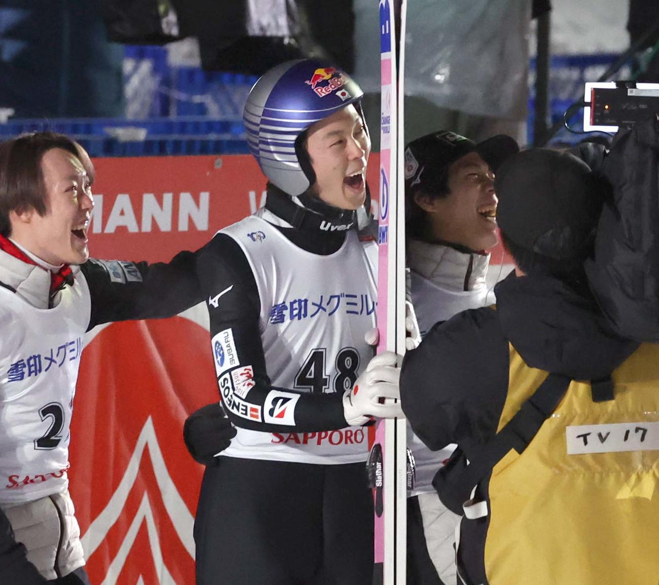 2回目、電光掲示板の2位表示に悔しがる小林陵（中央）（撮影・黒川智章）