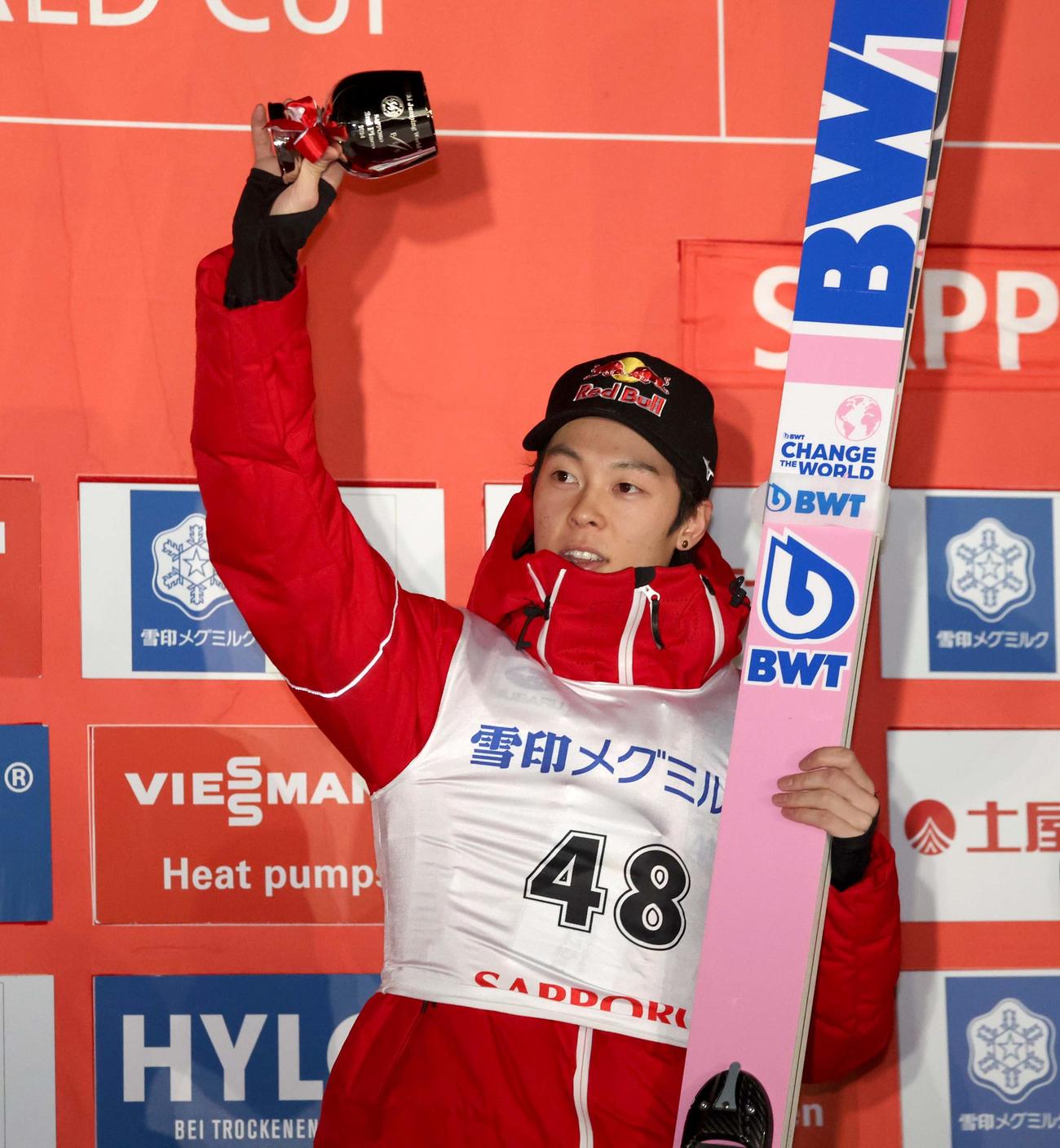 2位に入りカップを掲げ笑顔の小林陵（撮影・黒川智章）