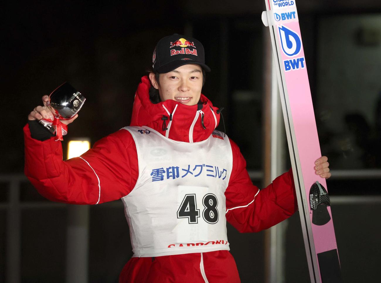 2位に入りカップを掲げ笑顔の小林陵（撮影・黒川智章）