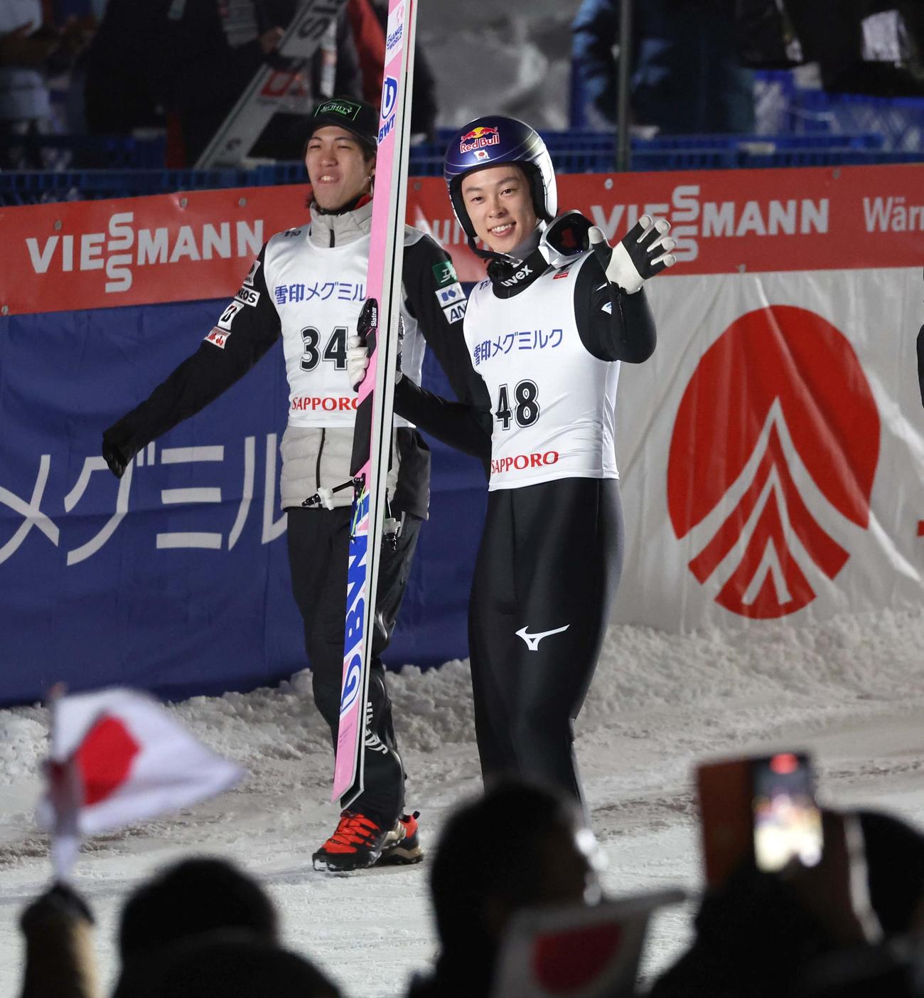 2位に入り観客に手を振って引き揚げる小林陵（撮影・黒川智章）