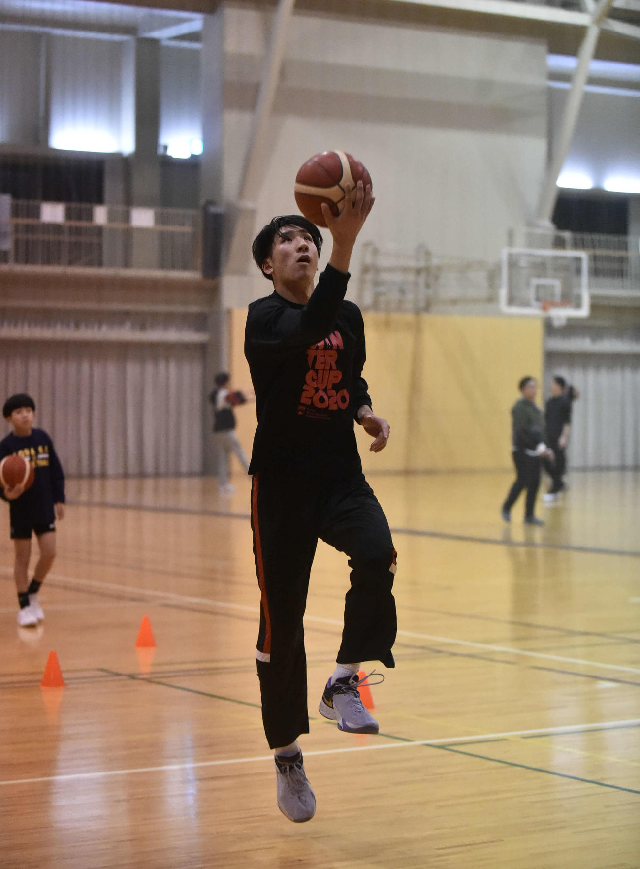 シュート練習をする佐藤